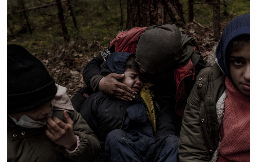 fot. Kasia Strek, Rodzina irackich Kurdów z 5 dzieci w wieku od 15 do 5 lat spędziła już 20 dni w lesie. Byli wycieńczeni, od 5 dni nic nie jedli, a jedna z dziewczynek wymagała pomocy lekarskiej. Byli już co najmniej 5 razy wypchnięci z powrotem na Białoruś i strasznie bali kolejnego „pushbacku”. Zaledwie kilka godzin po otrzymaniu pomocy od polskiej organizacji pozarządowej przysłali informację, że zostali ponownie wypchnięci na Białoruś. Nie udało im się połączyć z ojcem dzieci w Niemczech. Dziś są już z powrotem w Iraku. Koło Siemianówki, Polska, 13.11.2021 r.