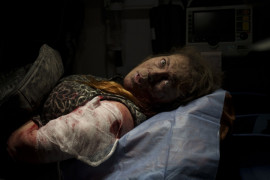 fot. Bernat Armangue, Kobieta ranna w rosyjskim ataku leży wewnątrz karetki przed szpitalem w Chersoniu, południowa Ukraina, 24 listopada 2022.