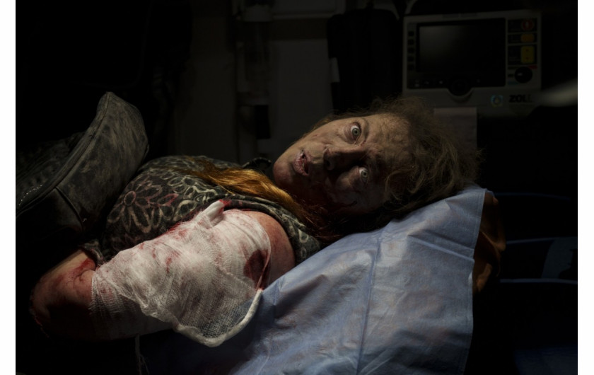 fot. Bernat Armangue, Kobieta ranna w rosyjskim ataku leży wewnątrz karetki przed szpitalem w Chersoniu, południowa Ukraina, 24 listopada 2022.