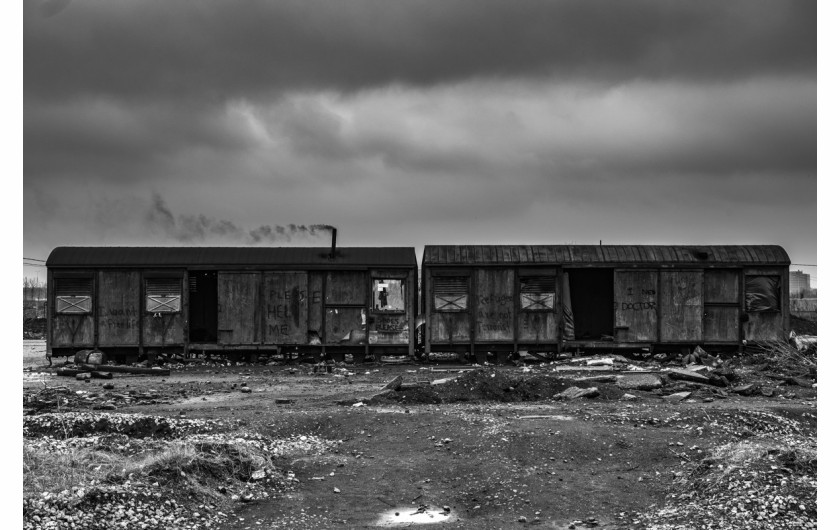 fot. Szymon Barylski, „The Irish Times”. 2. miejsce w kategorii Wydarzenia / Reportaże.

Serbia, Belgrad. Okolice głównego dworca kolejowego w Belgradzie, gdzie schronienia szuka ok. 1 tys. uchodźców. Magazyny okupowane są przez mężczyzn i nieletnich pochodzących głównie z Pakistanu i Afganistanu. Tłoczą się w opuszczonych budynkach, w których panują straszne warunki sanitarne. Obawiają się też o swoje bezpieczeństwo. Serbia stała się kluczowym punktem tranzytowym dla uchodźców, którzy chcą rozpocząć nowe życie w Europie Zachodniej. Od kiedy wiosną 2016 roku droga bałkańska do Europy Zachodniej została oficjalnie zamknięta, uchodźcy są zdani na siebie. Próbują przekroczyć granicę chorwacko-serbską i węgiersko-serbską, gdzie spotykają się z niezwykłą brutalnością policji i straży granicznej. Są zamykani w aresztach, bici, okradani i upokarzani. Pomimo tej sytuacji i stanu, w jakim się znajdują, starają się żyć „normalnym” życiem. 28 lutego – 11 marca 2017.