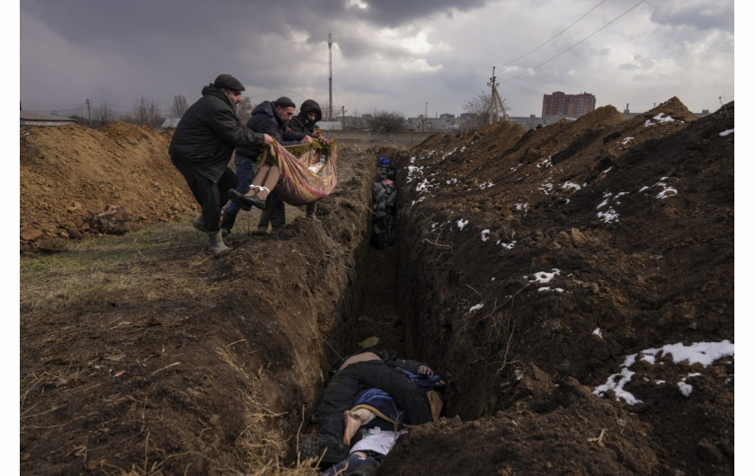 fot. Evgeniy Maloletka, Ciała składane do masowego grobu na obrzeżach Mariupola, Ukraina, 9 marca 2022.