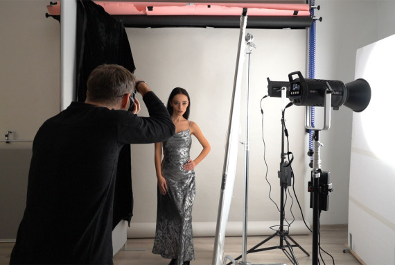 Oświetlenie filmowe w fotografii portretowej - GlareOne LED 300 BiColor D w praktyce