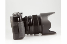 Fujifilm X-Pro 1 z  obiektywem Fujifilm Fujinon XF 23mm f/1,4 R i osłoną przeciwsłoneczną