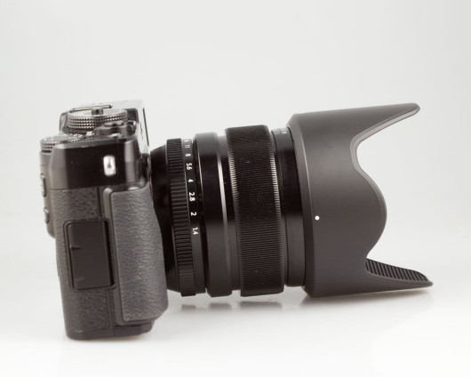 Fujifilm X-Pro 1 z  obiektywem Fujifilm Fujinon XF 23mm f/1,4 R i osłoną przeciwsłoneczną
