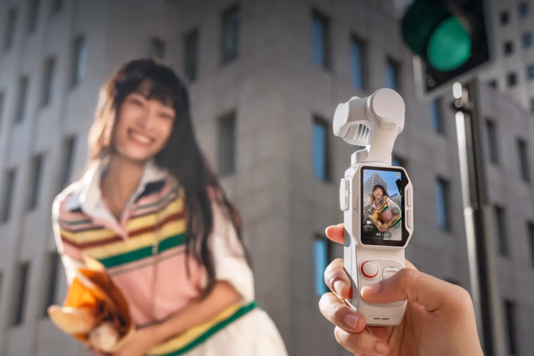 Insta360 prezentuje Lunę Pro - kamerkę gimbalową 8K z odłączanym ekranem OLED. Na razie tylko w Chinach