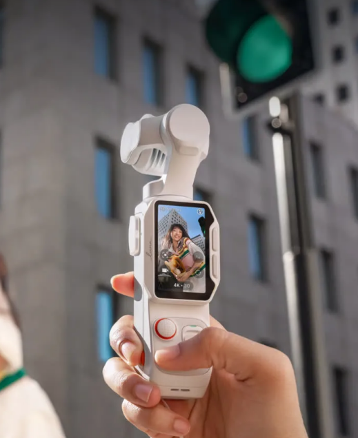 Insta360 prezentuje Lunę Pro - kamerkę gimbalową 8K z odłączanym ekranem OLED. Na razie tylko w Chinach