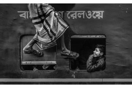 fot. Veselin Atanasov, z cyklu "The busy train station", 1. nagroda w kategorii Travel / Monovisions Photography Awards 2019