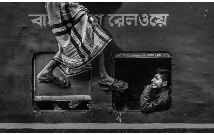 fot. Veselin Atanasov, z cyklu The busy train station, 1. nagroda w kategorii Travel / Monovisions Photography Awards 2019