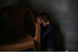Fot. Mustafa Hassona, "The Israeli-Palestinian conflict", 1. miejsce ex-aequo w kat. Storyboard / Siena international Photo Awards 2024<br></br><br></br>Począwszy od 8 października 2023 r. nieustanne bombardowania prowadzone przez izraelską armię spustoszyły Strefę Gazy, prowadząc do śmierci dziesiątek tysięcy Palestyńczyków, głównie kobiet i dzieci. Armia izraelska zainicjowała relokację mieszkańców z północnych regionów Strefy na południe, ułatwiając bombardowania i inwazje w celu obalenia rządów palestyńskiego ruchu Hamas. Siły Hamasu przeprowadziły naloty na obiekty wojskowe wzdłuż granicy Strefy Gazy z Izraelem, co doprowadziło do aresztowania dziesiątek Izraelczyków.