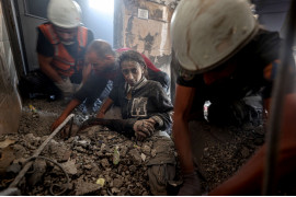 Fot. Mustafa Hassona, "The Israeli-Palestinian conflict", 1. miejsce ex-aequo w kat. Storyboard / Siena international Photo Awards 2024<br></br><br></br>Począwszy od 8 października 2023 r. nieustanne bombardowania prowadzone przez izraelską armię spustoszyły Strefę Gazy, prowadząc do śmierci dziesiątek tysięcy Palestyńczyków, głównie kobiet i dzieci. Armia izraelska zainicjowała relokację mieszkańców z północnych regionów Strefy na południe, ułatwiając bombardowania i inwazje w celu obalenia rządów palestyńskiego ruchu Hamas. Siły Hamasu przeprowadziły naloty na obiekty wojskowe wzdłuż granicy Strefy Gazy z Izraelem, co doprowadziło do aresztowania dziesiątek Izraelczyków.