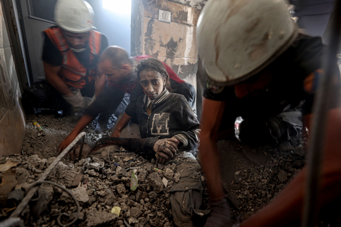 Fot. Mustafa Hassona, "The Israeli-Palestinian conflict", 1. miejsce ex-aequo w kat. Storyboard / Siena international Photo Awards 2024<br></br><br></br>Począwszy od 8 października 2023 r. nieustanne bombardowania prowadzone przez izraelską armię spustoszyły Strefę Gazy, prowadząc do śmierci dziesiątek tysięcy Palestyńczyków, głównie kobiet i dzieci. Armia izraelska zainicjowała relokację mieszkańców z północnych regionów Strefy na południe, ułatwiając bombardowania i inwazje w celu obalenia rządów palestyńskiego ruchu Hamas. Siły Hamasu przeprowadziły naloty na obiekty wojskowe wzdłuż granicy Strefy Gazy z Izraelem, co doprowadziło do aresztowania dziesiątek Izraelczyków.