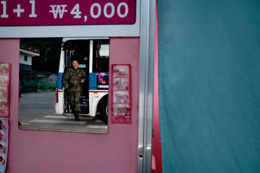 fot. Argus Paul Estabrook, z cyklu  How to Draw a Line / BJP International Photography Awards 2021