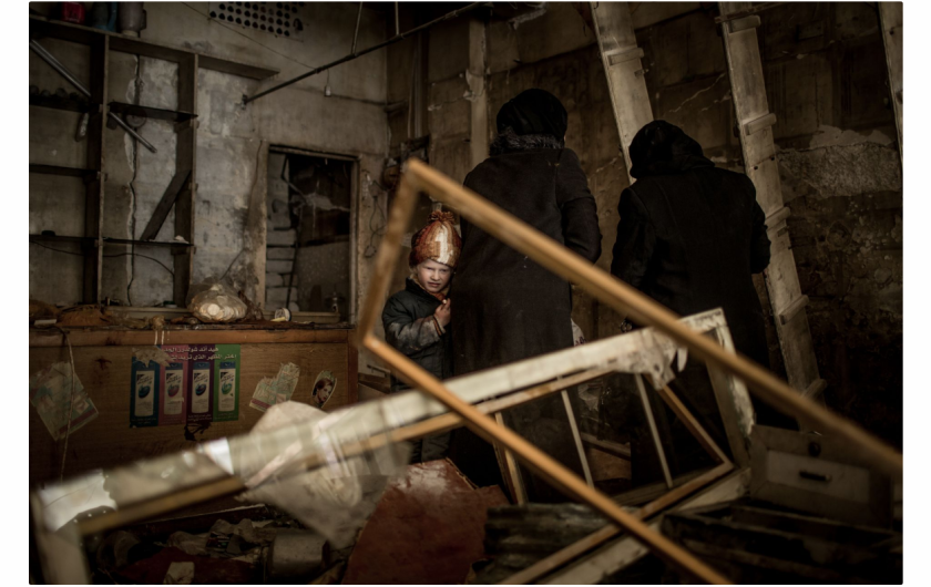 Christian Werner „Road to Ruin“, II miejsce w kategorii Storyboard Siena International Photo Awards 2018 | Wraz z upadkiem Aleppo, reżim Bashara Assada po raz kolejny kontroluje drugie co do wielkości miasto w kraju. Ale czy możliwe jest pojednanie? „Pójdź za mną w podróż po stanie dyktatora w gruzach.“ Przez ponad cztery lata różne grupy rebeliantów kontrolowały sąsiedztwo al-Shaar, ale syryjskie i rosyjskie myśliwce niedawno przekształciły połowę miasta w gruz. Rebelianci i ich zwolennicy opuścili miasto, a po zwycięstwie reżimu pozostali tylko ci, którzy popierają prezydenta. Wizyta w Syrii Assada jest jak wejście w apokaliptyczny świat.