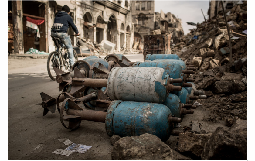 Christian Werner „Road to Ruin“, II miejsce w kategorii Storyboard Siena International Photo Awards 2018 | Wraz z upadkiem Aleppo, reżim Bashara Assada po raz kolejny kontroluje drugie co do wielkości miasto w kraju. Ale czy możliwe jest pojednanie? „Pójdź za mną w podróż po stanie dyktatora w gruzach.“ Przez ponad cztery lata różne grupy rebeliantów kontrolowały sąsiedztwo al-Shaar, ale syryjskie i rosyjskie myśliwce niedawno przekształciły połowę miasta w gruz. Rebelianci i ich zwolennicy opuścili miasto, a po zwycięstwie reżimu pozostali tylko ci, którzy popierają prezydenta. Wizyta w Syrii Assada jest jak wejście w apokaliptyczny świat.