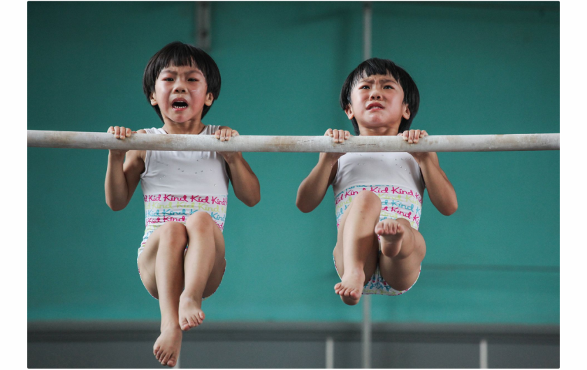 Peng Yuan „The twins’ gymnastics dream“, III miejsce w kategorii Storyboard Siena International Photo Awards 2018 | „Kiedy odkryłem te bliźniaki w szkole gimnastycznej, postanowiłem uchwycić ich koordynację telepatyczną, wzajemną pomoc i wzajemne zależności w codziennym treningu. Skupiłem się również na uchwyceniu ich indywidualnych różnic w treningu, szczególnie w prostych ruchach obowiązkowych. Ciężko pracowałem, aby znaleźć i uchwycić ich różnice w nadziei ujawnienia cech i form bliźniaków w sporcie wyczynowym. Zdjęcia zostały zrobione głównie w szkole gimnastycznej w Jining City w Chinach. Dwoje dzieci urodziło się w 2007 roku. Ich imiona to Liu Bingqing i Liu Yujie“ - opisuje Peng Yuan.