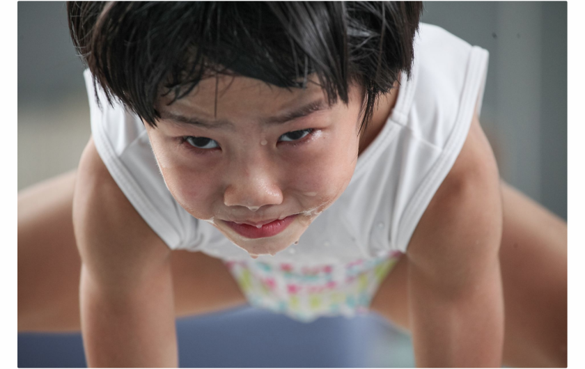 Peng Yuan „The twins’ gymnastics dream“, III miejsce w kategorii Storyboard Siena International Photo Awards 2018 | „Kiedy odkryłem te bliźniaki w szkole gimnastycznej, postanowiłem uchwycić ich koordynację telepatyczną, wzajemną pomoc i wzajemne zależności w codziennym treningu. Skupiłem się również na uchwyceniu ich indywidualnych różnic w treningu, szczególnie w prostych ruchach obowiązkowych. Ciężko pracowałem, aby znaleźć i uchwycić ich różnice w nadziei ujawnienia cech i form bliźniaków w sporcie wyczynowym. Zdjęcia zostały zrobione głównie w szkole gimnastycznej w Jining City w Chinach. Dwoje dzieci urodziło się w 2007 roku. Ich imiona to Liu Bingqing i Liu Yujie“ - opisuje Peng Yuan.