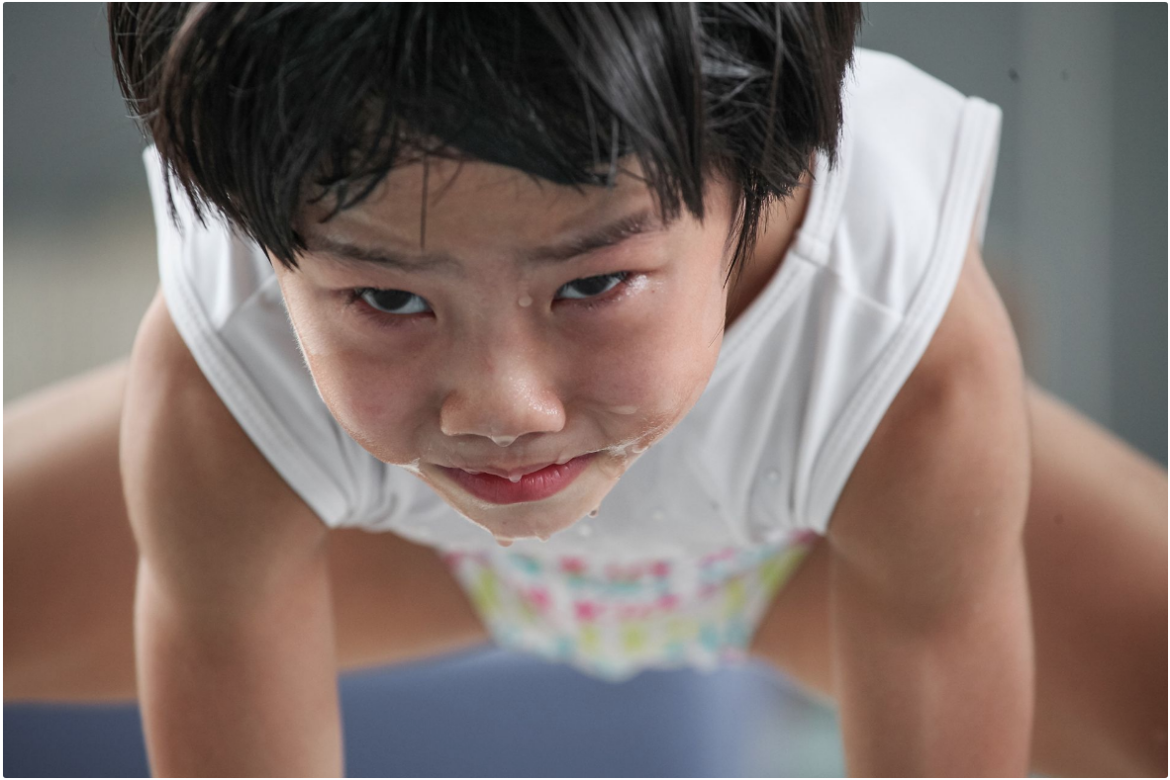 Peng Yuan „The twins’ gymnastics dream“, III miejsce w kategorii "Storyboard" Siena International Photo Awards 2018 | „Kiedy odkryłem te bliźniaki w szkole gimnastycznej, postanowiłem uchwycić ich koordynację telepatyczną, wzajemną pomoc i wzajemne zależności w codziennym treningu. Skupiłem się również na uchwyceniu ich indywidualnych różnic w treningu, szczególnie w prostych ruchach obowiązkowych. Ciężko pracowałem, aby znaleźć i uchwycić ich różnice w nadziei ujawnienia cech i form bliźniaków w sporcie wyczynowym. Zdjęcia zostały zrobione głównie w szkole gimnastycznej w Jining City w Chinach. Dwoje dzieci urodziło się w 2007 roku. Ich imiona to Liu Bingqing i Liu Yujie“ - opisuje Peng Yuan.