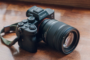 Samyang AF 24-60 mm f/2.8 FE - lekki, profesjonalny zoom średniego zasięgu we współpracy ze Schneider-Kreuznach. Znamy cenę