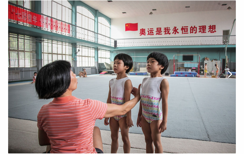 Peng Yuan „The twins’ gymnastics dream“, III miejsce w kategorii Storyboard Siena International Photo Awards 2018 | „Kiedy odkryłem te bliźniaki w szkole gimnastycznej, postanowiłem uchwycić ich koordynację telepatyczną, wzajemną pomoc i wzajemne zależności w codziennym treningu. Skupiłem się również na uchwyceniu ich indywidualnych różnic w treningu, szczególnie w prostych ruchach obowiązkowych. Ciężko pracowałem, aby znaleźć i uchwycić ich różnice w nadziei ujawnienia cech i form bliźniaków w sporcie wyczynowym. Zdjęcia zostały zrobione głównie w szkole gimnastycznej w Jining City w Chinach. Dwoje dzieci urodziło się w 2007 roku. Ich imiona to Liu Bingqing i Liu Yujie“ - opisuje Peng Yuan.