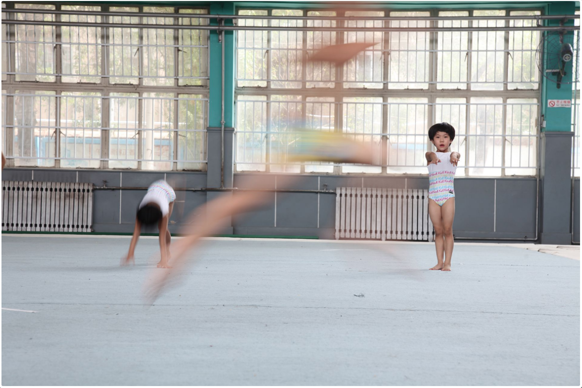Peng Yuan „The twins’ gymnastics dream“, III miejsce w kategorii "Storyboard" Siena International Photo Awards 2018 | „Kiedy odkryłem te bliźniaki w szkole gimnastycznej, postanowiłem uchwycić ich koordynację telepatyczną, wzajemną pomoc i wzajemne zależności w codziennym treningu. Skupiłem się również na uchwyceniu ich indywidualnych różnic w treningu, szczególnie w prostych ruchach obowiązkowych. Ciężko pracowałem, aby znaleźć i uchwycić ich różnice w nadziei ujawnienia cech i form bliźniaków w sporcie wyczynowym. Zdjęcia zostały zrobione głównie w szkole gimnastycznej w Jining City w Chinach. Dwoje dzieci urodziło się w 2007 roku. Ich imiona to Liu Bingqing i Liu Yujie“ - opisuje Peng Yuan.