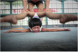 Peng Yuan „The twins’ gymnastics dream“, III miejsce w kategorii "Storyboard" Siena International Photo Awards 2018 | „Kiedy odkryłem te bliźniaki w szkole gimnastycznej, postanowiłem uchwycić ich koordynację telepatyczną, wzajemną pomoc i wzajemne zależności w codziennym treningu. Skupiłem się również na uchwyceniu ich indywidualnych różnic w treningu, szczególnie w prostych ruchach obowiązkowych. Ciężko pracowałem, aby znaleźć i uchwycić ich różnice w nadziei ujawnienia cech i form bliźniaków w sporcie wyczynowym. Zdjęcia zostały zrobione głównie w szkole gimnastycznej w Jining City w Chinach. Dwoje dzieci urodziło się w 2007 roku. Ich imiona to Liu Bingqing i Liu Yujie“ - opisuje Peng Yuan.