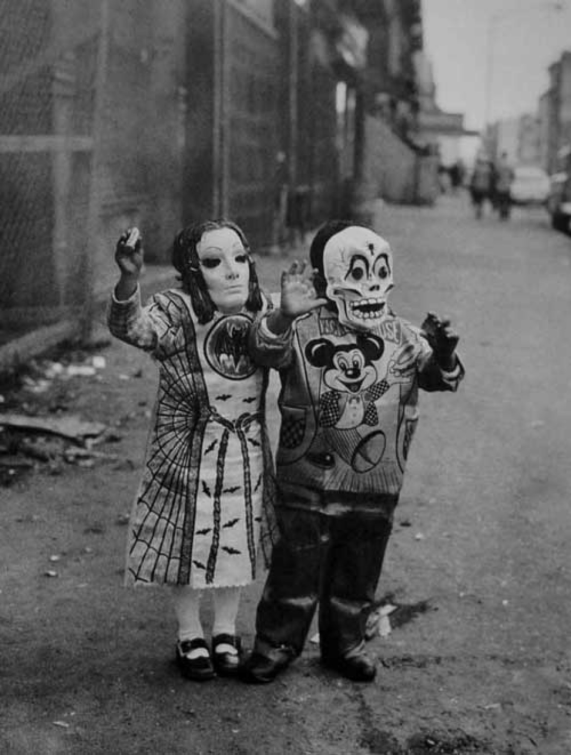 Fot. Arthur Tress, Masked Children, 110th Street