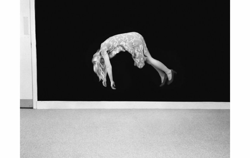 Zawieszenie w powietrzu, z cyklu Efekty iluzjonistyczne, 2009 (c) Clare Strand, Camilla Grimaldi Gallery & The Unicredit Bank Collection