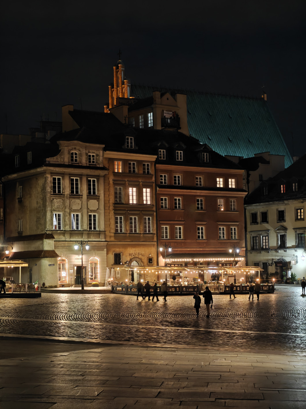 1/10 s, f/2.6, ISO 5000, 13.8 mm