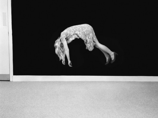 Zawieszenie w powietrzu, z cyklu Efekty iluzjonistyczne, 2009 (c) Clare Strand, Camilla Grimaldi Gallery & The Unicredit Bank Collection