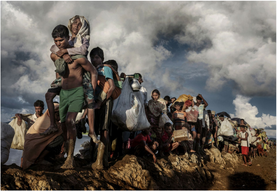 Paula Bronstein „The unwanted, the Rohingya“, III miejsce w kategorii "Storyboard" Siena International Photo Awards 2018 | Bezpaństwowcowi, splątani i niechciani: przez większość buddyjskiej Mjanmy zmagał się z głęboko zakorzenioną nienawiścią do społeczności Rohingya (w zachodnim stanie Rakhine). Ta muzułmańska mniejszość etniczna była zawsze uważana za „nielegalnego imigranta z Bangladeszu“ i pozbawiona praw obywatelskich. Rząd Mjanmy nałożył surowe ograniczenia na swobodę przemieszczania się, edukację państwową, służbę cywilną i opiekę zdrowotną. Rohingya utrzymuje, że są oni rdzennymi mieszkańcami Zachodu. W efekcie atak na siły bezpieczeństwa państwowego przez powstańców Rohingya doprowadził do brutalnej represji wojskowej, która zmusiła ponad połowę kraju (ponad miliona ludzi) do ucieczki do sąsiedniego Bangladeszu, tworząc najszybszy transgraniczny exodus. Wielu uchodźców opowiadało o prawdziwym horrorze: gwałtach, zabójstwach, spaleniach setek wiosek. Poza tym tysiące dzieci, które podróżują same, są poważnie zagrożone handlem i wyzyskiem.