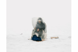 fot. Aleksey Kondratev, z cyklu "Ice Fishers"

Astana (Kazachstan) to jedna z najzimniejszych  i najmłodszych (od 1997 roku) stolic świata. Zimą temperatury sięgają tu 52 stopni Celsjusza poniżej zera. Sylwetki rybaków łowiących ryby na zamarzniętej rzecze Ishim kontrastują z futurystyczną wizją nowej stolicy.