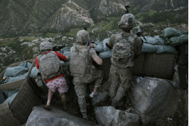 fot. David Guttenfelder, USA, The Associated Press, US soldiers respond to Taliban fire outside their bunker, Korengal Valley, Afghanistan, 11 May
