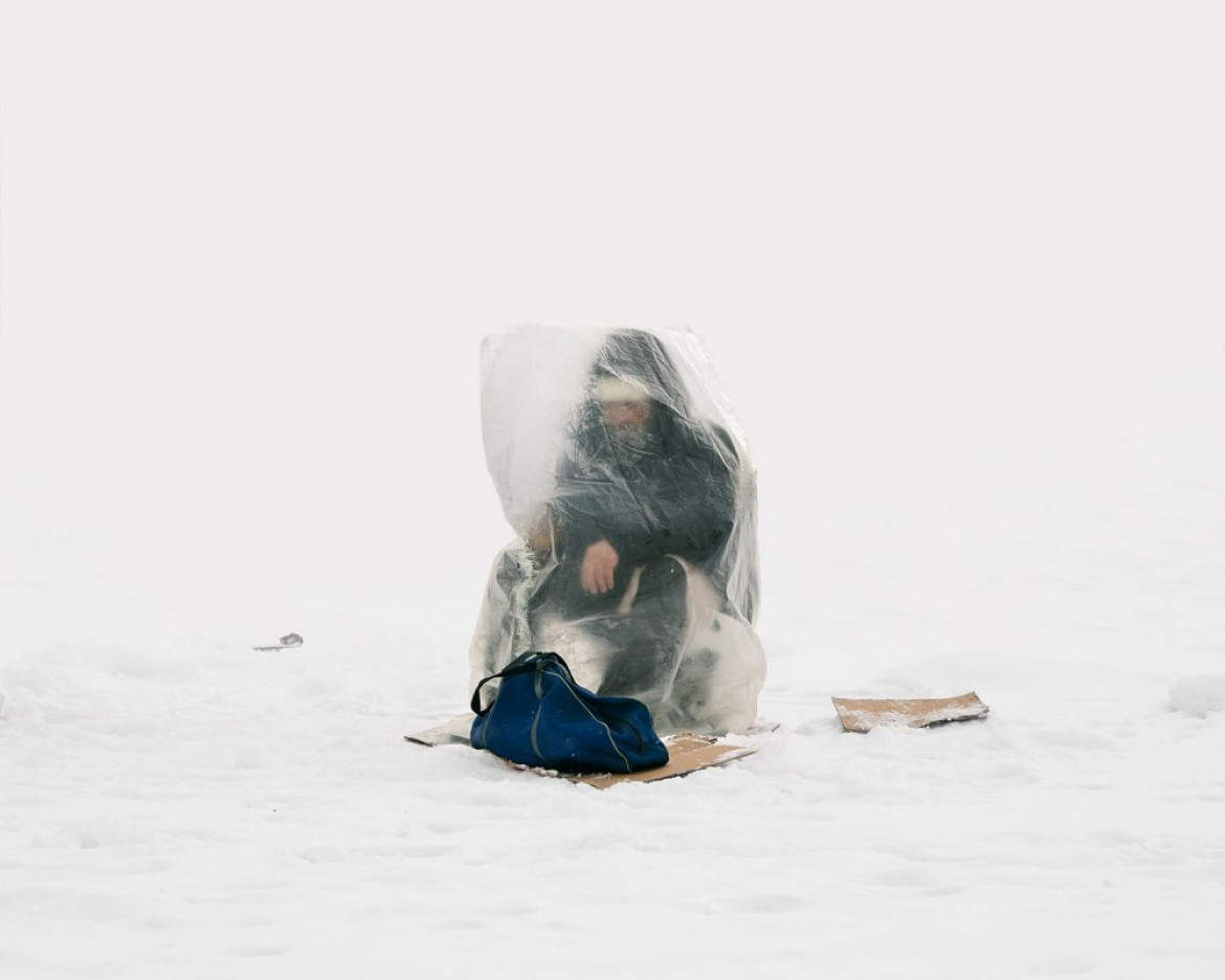 fot. Aleksey Kondratev, z cyklu "Ice Fishers"
Astana (Kazachstan) to jedna z najzimniejszych i najmłodszych (od 1997 roku) stolic świata. Zimą temperatury sięgają tu 52 stopni Celsjusza poniżej zera. Sylwetki rybaków łowiących ryby na zamarzniętej rzecze Ishim kontrastują z futurystyczną wizją nowej stolicy.