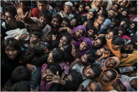 Paula Bronstein „The unwanted, the Rohingya“, III miejsce w kategorii "Storyboard" Siena International Photo Awards 2018 | Bezpaństwowcowi, splątani i niechciani: przez większość buddyjskiej Mjanmy zmagał się z głęboko zakorzenioną nienawiścią do społeczności Rohingya (w zachodnim stanie Rakhine). Ta muzułmańska mniejszość etniczna była zawsze uważana za „nielegalnego imigranta z Bangladeszu“ i pozbawiona praw obywatelskich. Rząd Mjanmy nałożył surowe ograniczenia na swobodę przemieszczania się, edukację państwową, służbę cywilną i opiekę zdrowotną. Rohingya utrzymuje, że są oni rdzennymi mieszkańcami Zachodu. W efekcie atak na siły bezpieczeństwa państwowego przez powstańców Rohingya doprowadził do brutalnej represji wojskowej, która zmusiła ponad połowę kraju (ponad miliona ludzi) do ucieczki do sąsiedniego Bangladeszu, tworząc najszybszy transgraniczny exodus. Wielu uchodźców opowiadało o prawdziwym horrorze: gwałtach, zabójstwach, spaleniach setek wiosek. Poza tym tysiące dzieci, które podróżują same, są poważnie zagrożone handlem i wyzyskiem.