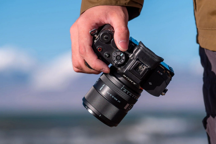 Tani, lekki i poręczny - Viltrox AF 85mm f/2.0 EVO FE to pełnoklatkowa portretówka z nowej serii obiektywów