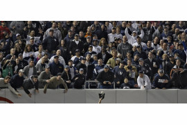 fot. Robert Gauthier, USA, Los Angeles Times Magazine, Yankee fans try to distract Angels left fielder Juan Rivera, Yankee Stadium, 25 October