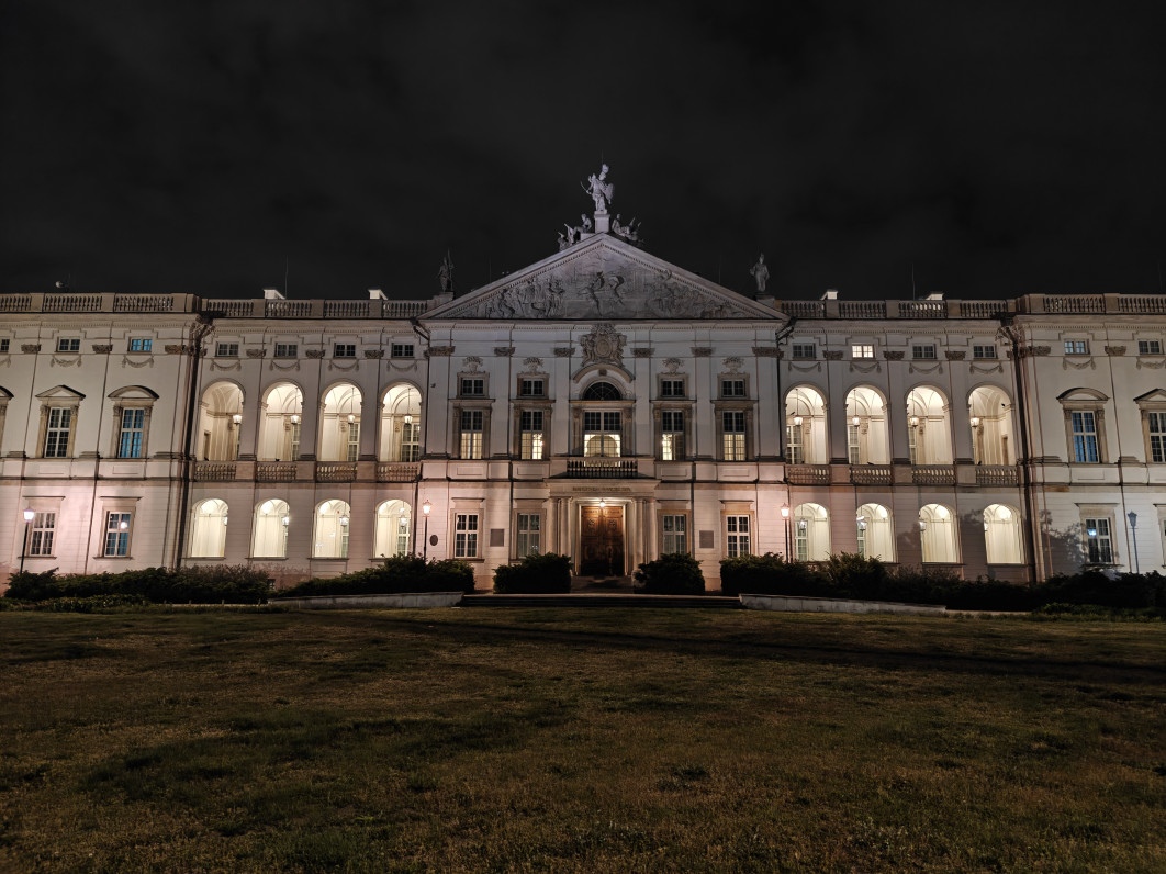 1/25 s, f/1.6, ISO 1600, 6.1 mm