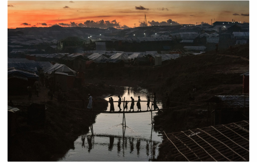 Paula Bronstein „The unwanted, the Rohingya“, III miejsce w kategorii Storyboard Siena International Photo Awards 2018 | Bezpaństwowcowi, splątani i niechciani: przez większość buddyjskiej Mjanmy zmagał się z głęboko zakorzenioną nienawiścią do społeczności Rohingya (w zachodnim stanie Rakhine). Ta muzułmańska mniejszość etniczna była zawsze uważana za „nielegalnego imigranta z Bangladeszu“ i pozbawiona praw obywatelskich. Rząd Mjanmy nałożył surowe ograniczenia na swobodę przemieszczania się, edukację państwową, służbę cywilną i opiekę zdrowotną. Rohingya utrzymuje, że są oni rdzennymi mieszkańcami Zachodu. W efekcie atak na siły bezpieczeństwa państwowego przez powstańców Rohingya doprowadził do brutalnej represji wojskowej, która zmusiła ponad połowę kraju (ponad miliona ludzi) do ucieczki do sąsiedniego Bangladeszu, tworząc najszybszy transgraniczny exodus. Wielu uchodźców opowiadało o prawdziwym horrorze: gwałtach, zabójstwach, spaleniach setek wiosek. Poza tym tysiące dzieci, które podróżują same, są poważnie zagrożone handlem i wyzyskiem.