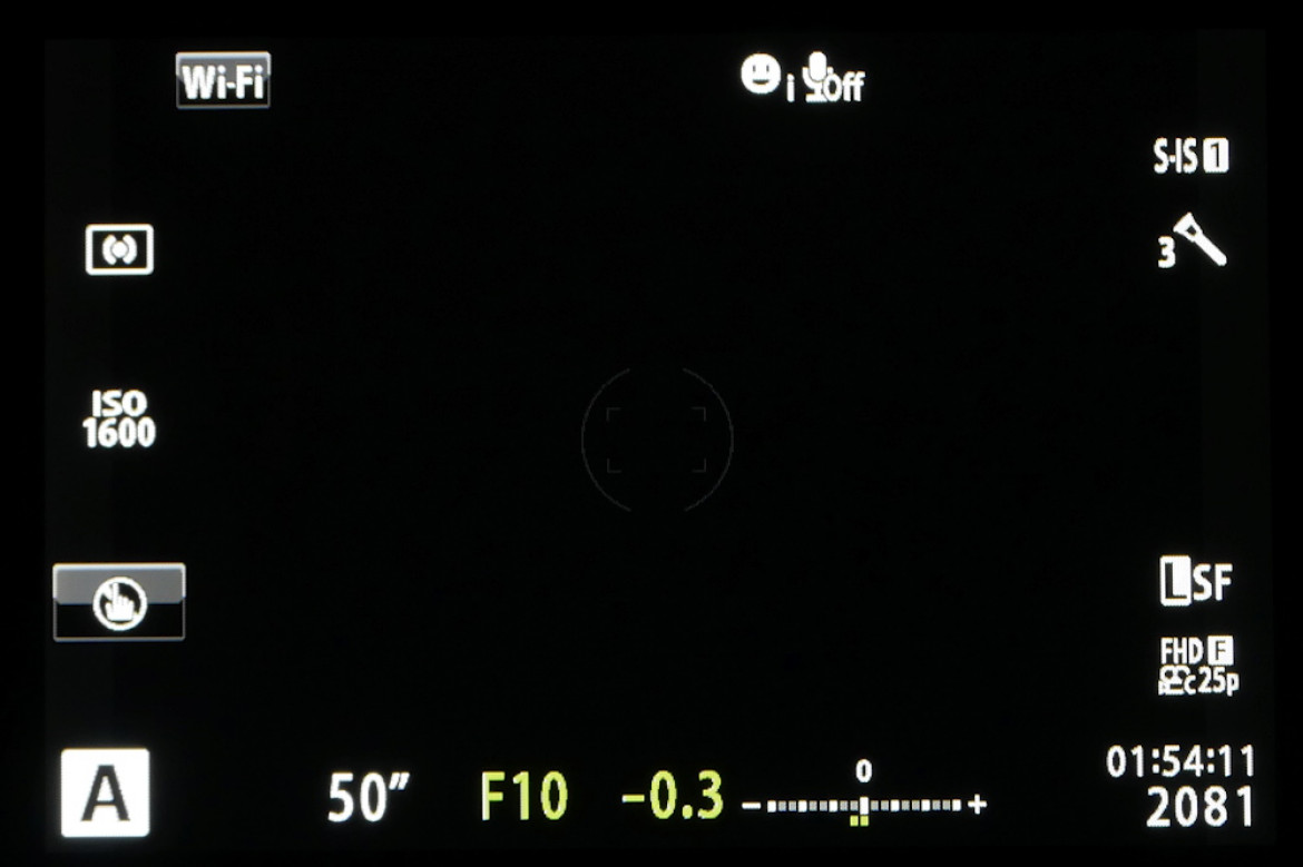 Informacje wyświetlane na ekranie LCD aparatu Olympus OM-D E-M10 Mark II