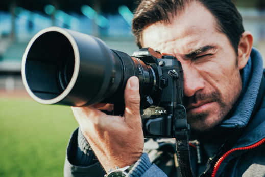 Olympus OM-D E-M1X - profesjonalny reporterski korpus Mikro Cztery Trzecie