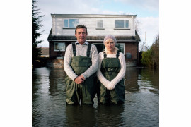 fot. Gideon Mendel, z cyklu "Drowning World"

- Woda zabrała wszystko, prócz ich życia - opowiada o serii fotograf. Długoterminowy projekt Mendela przedstawia ofiary powodzi z całego świata.