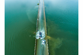 fot. Tran Tuan Viet, Swim in the Flooding Season