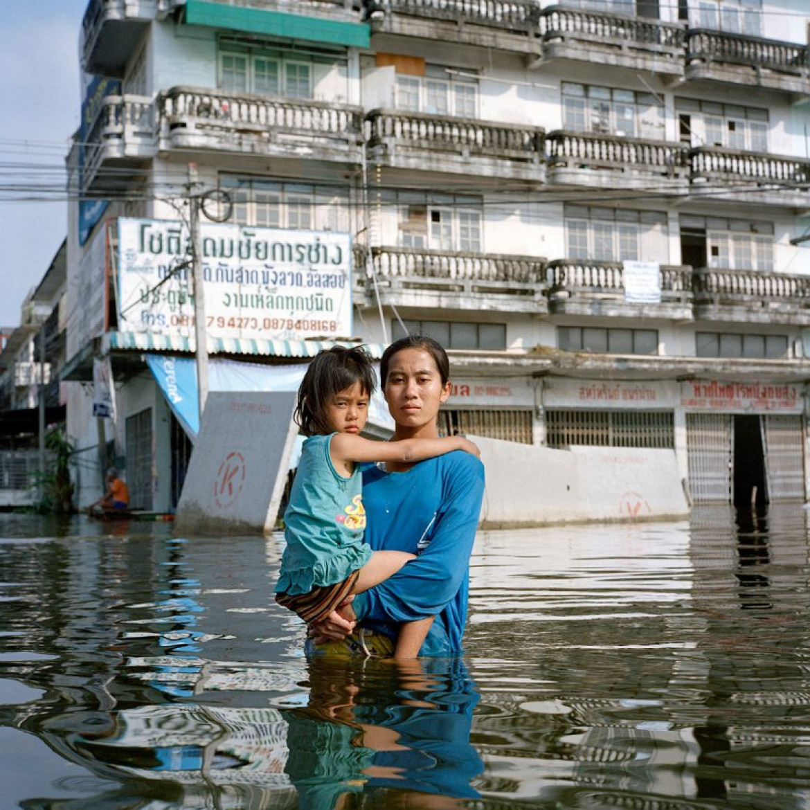 fot. Gideon Mendel, z cyklu "Drowning World"

- Woda zabrała wszystko, prócz ich życia - opowiada o serii fotograf. Długoterminowy projekt Mendela przedstawia ofiary powodzi z całego świata.
