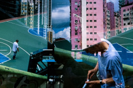 fot. Vera Torok, z cyklu "Accidentaly on Purpose"

Zdjęcia do serii powstawały w Londynie, Hong Kongu i Tokio. Zamiast skupiać się na charakterystycznych aspektach każdego z tych miast, fotograf tworzy podwójne ekspozycje, które  przedstawiać mają chaos i złożoność codziennego życia w aglomeracjach.
