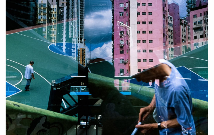 fot. Vera Torok, z cyklu Accidentaly on Purpose

Zdjęcia do serii powstawały w Londynie, Hong Kongu i Tokio. Zamiast skupiać się na charakterystycznych aspektach każdego z tych miast, fotograf tworzy podwójne ekspozycje, które  przedstawiać mają chaos i złożoność codziennego życia w aglomeracjach.