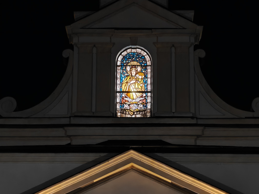 1/13 s, f/2.6, ISO 2500, 135 mm