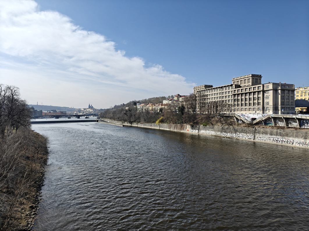 1/1821 s, f/1.6, ISO 50, 23 mm