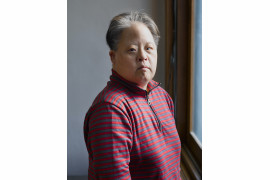 fot. Hyoyeon Kim, z cyklu "Abnormal Sense" / Portrait of Humanity 2021<br></br><br></br> Abnormal Sense to projekt fotografa, który dorastał z babcią, która straciła całą rodzinę w wyniku bomby atomowej w Hiroszimie w 1945 roku. Od 2018 roku śledzi pokolenia koreańskich ofiar bomby atomowej w (Hapcheon) Korei Południowej i w Japonii.<br></br><br></br>Korea ma drugą co do wielkości liczbę ofiar wybuchów bomby atomowej na świecie, ale ich istnienie było dotychczas ukrywane przez okoliczności dyplomatyczne i społeczne. Moje osobiste doświadczenia skłoniły mnie do zadawania pytań, w szczególności o ludzi przechodzących przez ten proces oraz o ich obecną sytuację i rodzinę. Podczas mojej pracy nauczyłem się, że wydarzenie, które wydarzyło się 75 lat temu za morzem, nadal ma mocny wpływ na obecne pokolenia. Seria „Abnormal Sense” zaczęła się od historii mojej rodziny, ale to także nasza teraźniejszość - mówi fotograf.