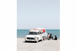 fot. Yoan Cimier, z cyklu "Nomad's Land"

Seria ukazuje ręcznie budowane schronienia i oraz namioty wznoszone przez ludność na wybrzeżu Tunezji. Skojarzenia z nomadycznymi ludami afryki nadawać mają całości poetyckiego charakteru.