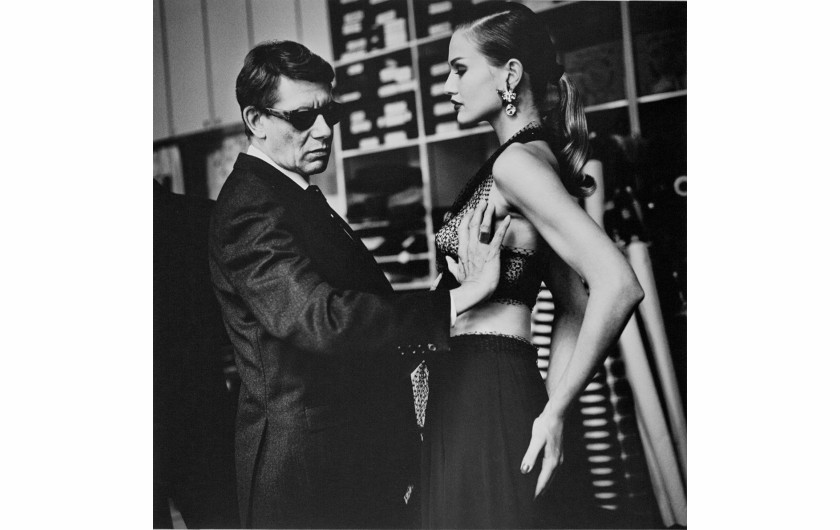 fot. Helmut Newton, Yves Saint Lauren w swoim atelier, Paryż, 1991